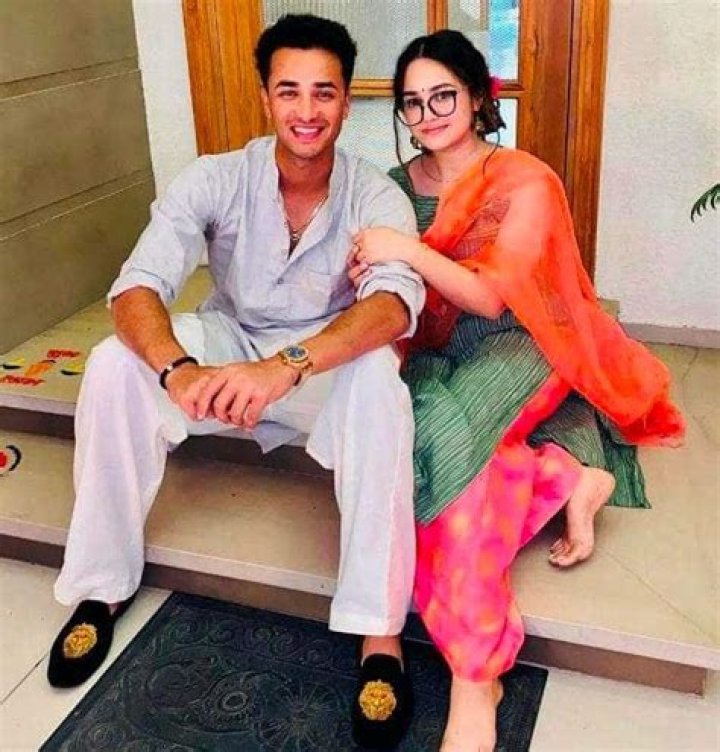 Komal Gudan’s Boyfriend: Who is Komal Gudan Dating?