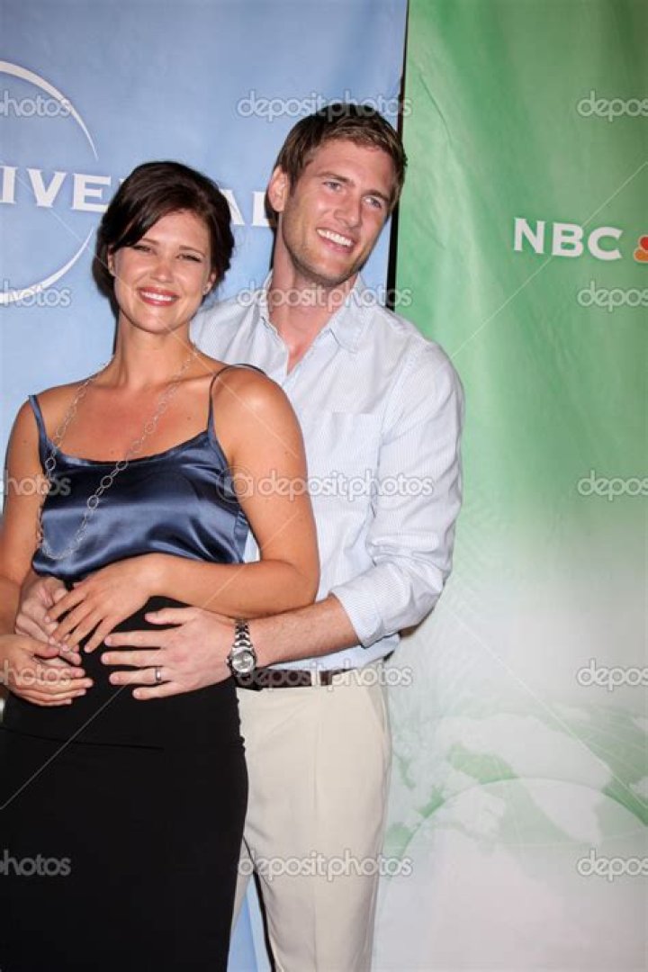 Sarah Lancaster’s Husband: Who is Sarah Lancaster Dating?