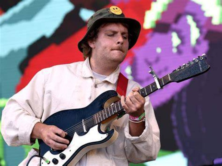Who is Mac DeMarco Dating – Mac DeMarco's Girlfriend & Exes