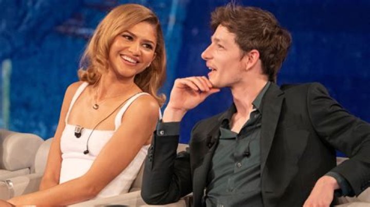 Who is Mike Faist Dating – Mike Faist's Girlfriend & Exes
