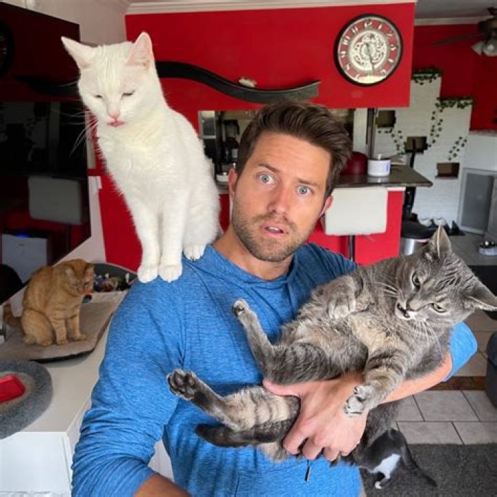 Who is Nathan the Cat Lady Dating – Nathan the Cat Lady's Girlfriend & Exes