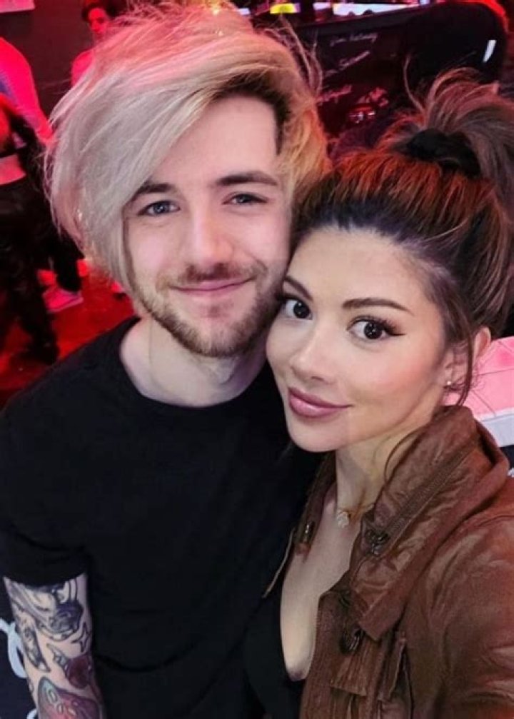 Who is RobertIDK Dating – RobertIDK's Girlfriend & Exes