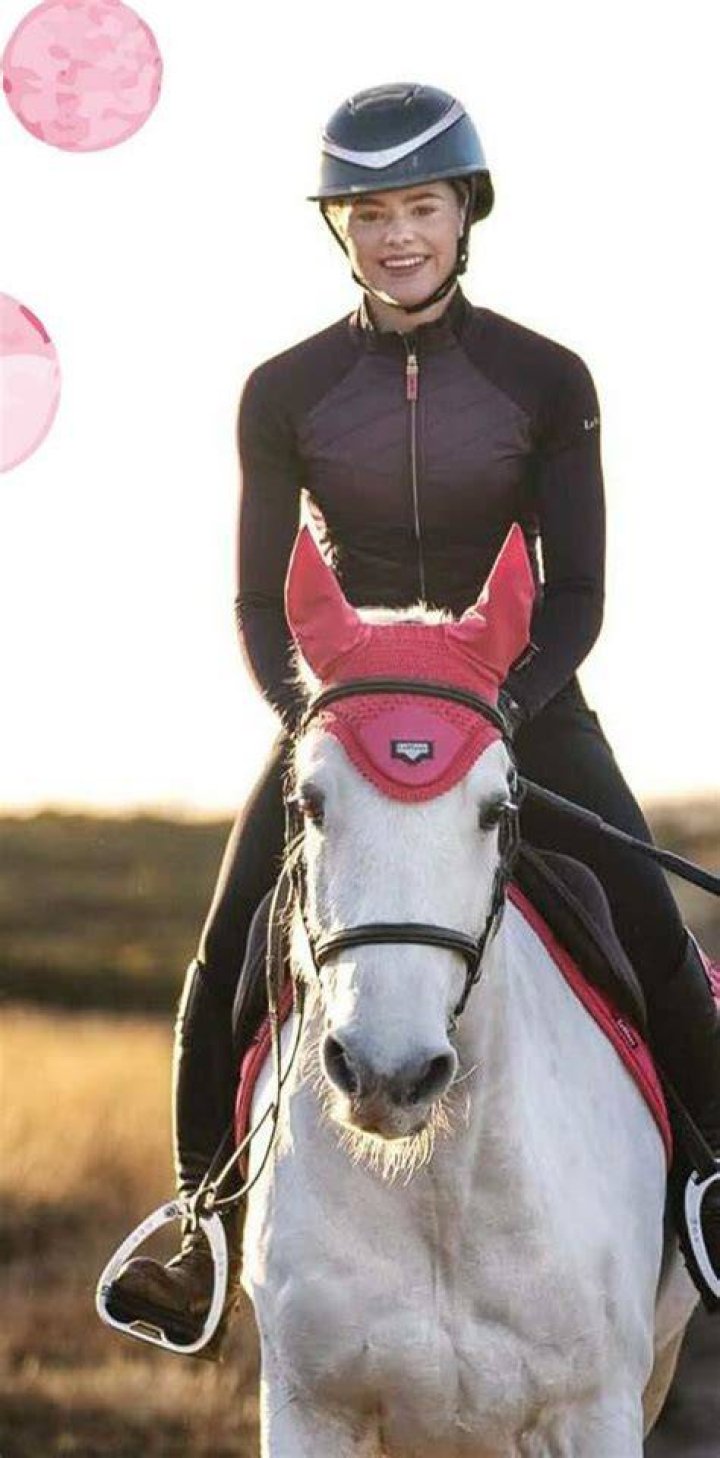 Who is This Esme Dating – This Esme's Girlfriend & Exes